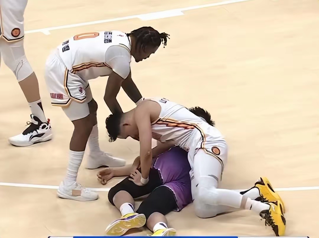 开云体育平台APP-比赛中爆发意外冲突，裁判不敢进场