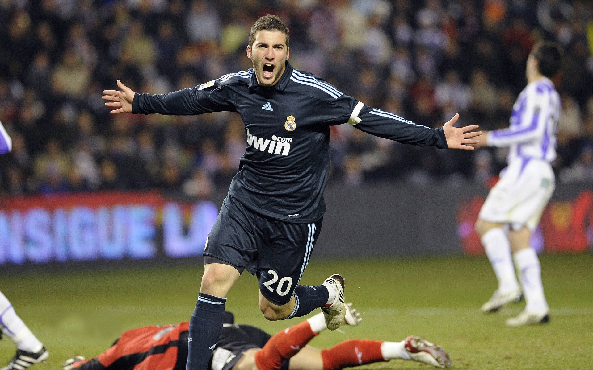 开云体育中国-当北伦敦的枪声遇见亚平宁的蓝，梅西的幽灵与一场不存在的冠军对决